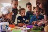 groep kinderen tijdens het koken met instructrice