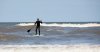 man staand op subboard in de zee