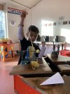 jongetje doet proefjes met aardappelschillen aan tafel
