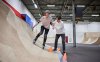 Bang meisje rijd op inline skates op halfpipe in skatehal