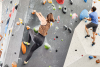 vrouw en man aan het boulderen aan klimmuur
