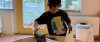 kleine jongen ontdekt werktuig met handen