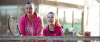 moeder en dochter met tennisracket in handen