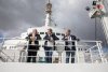 De bezoekers en de kapitein aan boord van het schip
