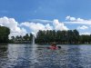 Kajakkende dame op het water