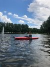 Kajakkende dame op het water