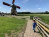 Cristoph rent over de boerderij met een molen op de achtergrond