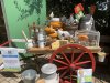 Een boeren kar met kaas en boerderijspullen