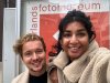 Man en vrouw voor het fotomuseum