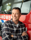 Man staat voor een brandweerwagen
