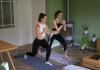 Twee dames doen lunges in de woonkamer