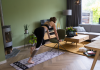 Een dame leunt tegen haar stoel tijdens de workout