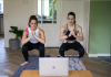 Twee dames squatten voor de laptop