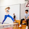 meisje springt over bank in gymzaal
