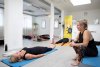 Yogajuf en leerling in de les