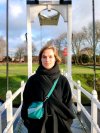 Nina staat op een witte brug