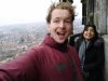 Selfie van koen en vriendin op Oude Kerk, met op de achtergrond Delft
