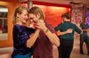 stel danst samen met anderen tango in een danszaal