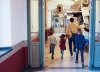 Het gezin loopt en huppelt door de gang van het museum