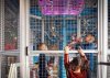 De kinderen kijken omhoog in een grote kooi