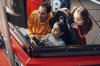 Man en twee kinderen doen een racegame