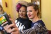 Laura en Lidia maken een selfie met vintage make-up