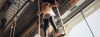 Meisje staat op een trapeze