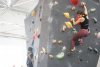 vrouw klimt op een boulder