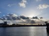 uitzicht op het water met wolken 