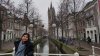Vriendin Sjoerd poseert voor gracht in Delft