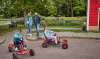 Kinderen rijden op een skelter in Plaswijckpark