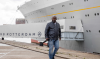 Man loopt langs ss Rotterdam