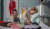 vader en zoon spelen doktertje