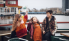kids buiten op de boot