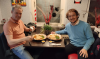 Twee mannen eten roti in een restaurant
