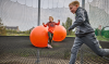 Jongens springen op een net met grote ballen