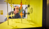 Man kijkt naar kunst in Escher in het Paleis