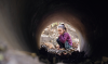 Meisje speelt in een tunnel