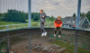 Twee jongens springen op een net
