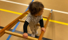 Kind klimt op een trap