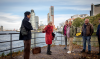 Groep mensen luisteren naar een gids in Rotterdam