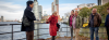 Mensen luisteren naar een gids tijdens een wandeltour van Verhalenhuis Belvédère