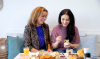 Twee vrouwen eten een ontbijtje