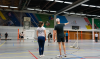 Man legt vrouw uit de badminton regels uit