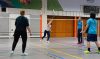 Vier mensen spelen een potje badminton
