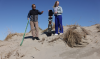 Man legt een vrouw uit hoe ze moet zandboarden