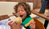 Jongen eet een muffin
