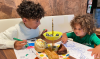 Kinderen eten van de high lemonade