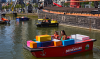 Moeder en dochter varen in een bootje in Kids Marina