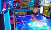 meisje speelt airhockey